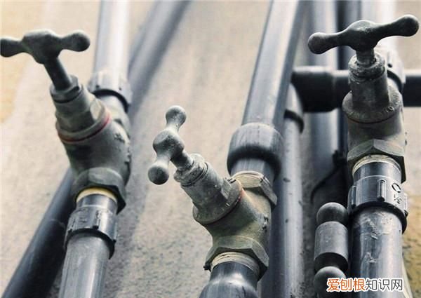 冬天室外水管冻住了怎么办,家里自来水管冻上了没水该怎么办