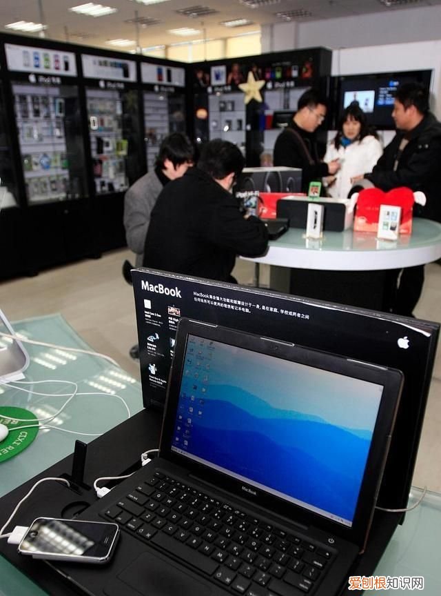 笔记本屏幕花屏横条纹闪修多少钱