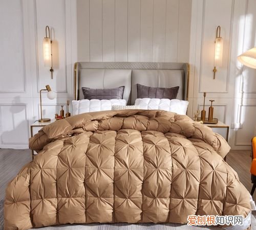 羽绒被能在太阳底下晒吗,11月份羽绒被可以放太阳下暴晒