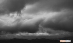 黑云翻墨未遮山的下一句，黑云翻墨未遮山描绘的画面是什么？