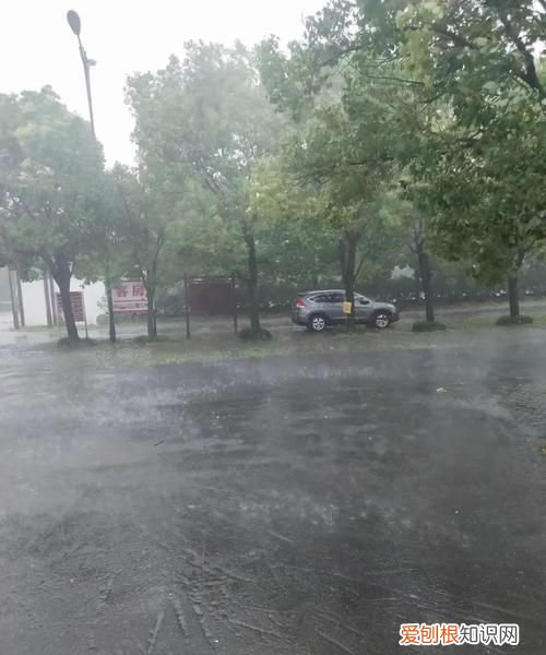 下暴雨怎么哄女朋友睡觉，外面是狂风暴雨我该怎么和女朋友说