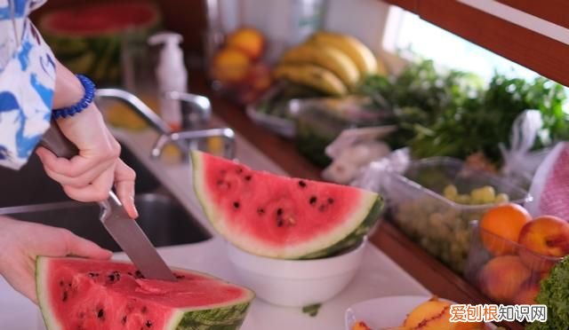 隔夜冰西瓜滋生8400个细菌,8400个细菌隔夜冰西瓜为何这么毒