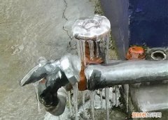 楼房水管冻了怎么快速化了，塑料水管冻了怎么快速解冻