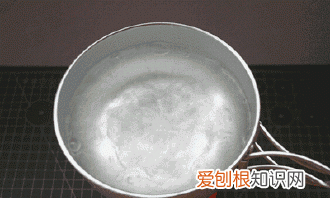 衣服上的墨汁如何洗干净，衣服上的墨汁怎样洗