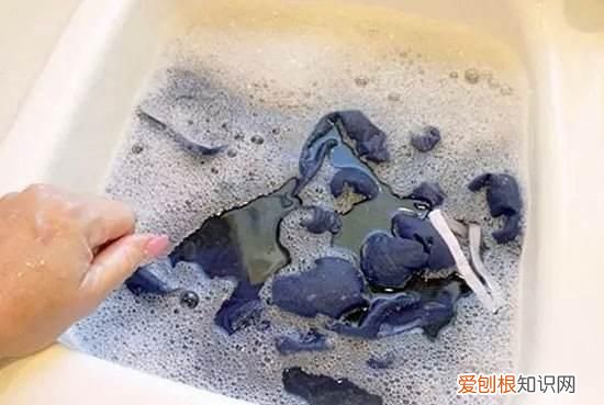 衣服上的墨汁如何洗干净，衣服上的墨汁怎样洗