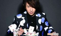 四张扑克牌四个硬币的魔术，硬币魔术：如何将硬币瞬间转移