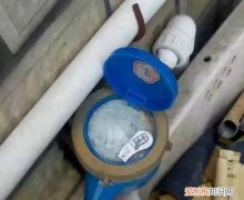 冬天水表冻了可以用开水烫吗，冬天水表玻璃冻烂了可以更换
