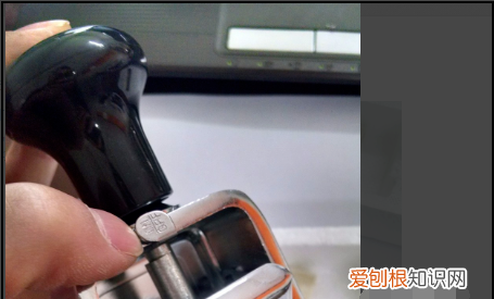 打码机怎么加墨，超市打码机怎么换墨视频