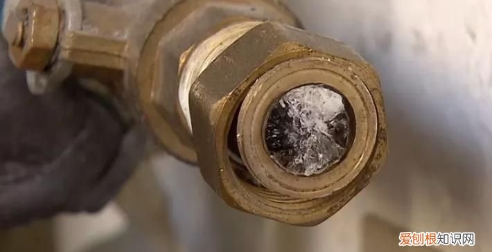 塑料水管冻了怎么化开，地下十几米的塑料水管冻了怎么办