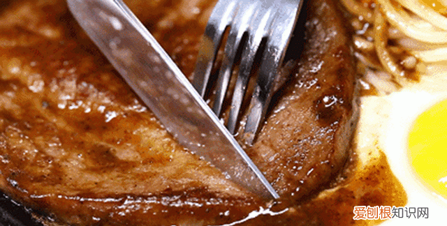 西餐刀叉切牛排怎么切,你知道吃牛排刀叉的正确拿法吗