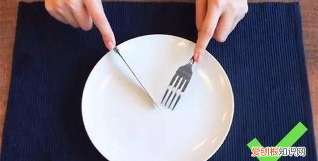 西餐刀叉切牛排怎么切,你知道吃牛排刀叉的正确拿法吗