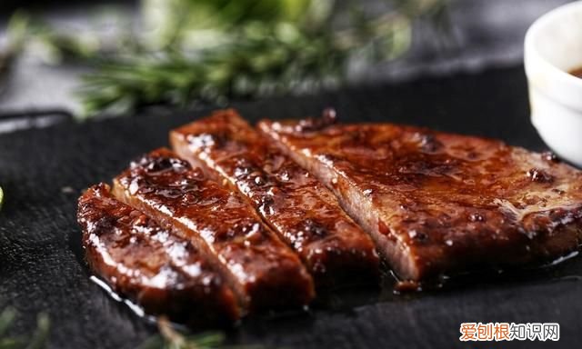 西餐刀叉切牛排怎么切,你知道吃牛排刀叉的正确拿法吗