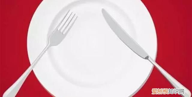 西餐刀叉切牛排怎么切,你知道吃牛排刀叉的正确拿法吗