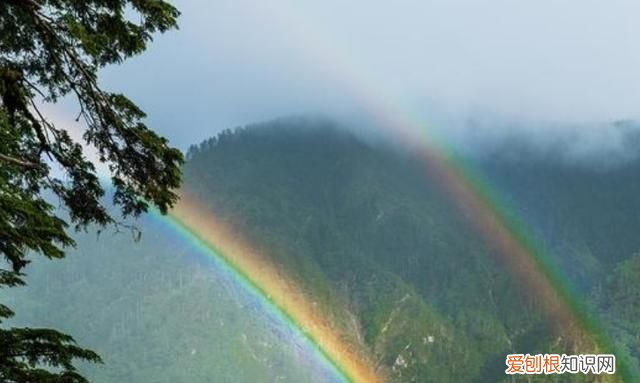 相拥在路口只为了彩虹是什么歌,只为在人海中与你相拥是什么歌
