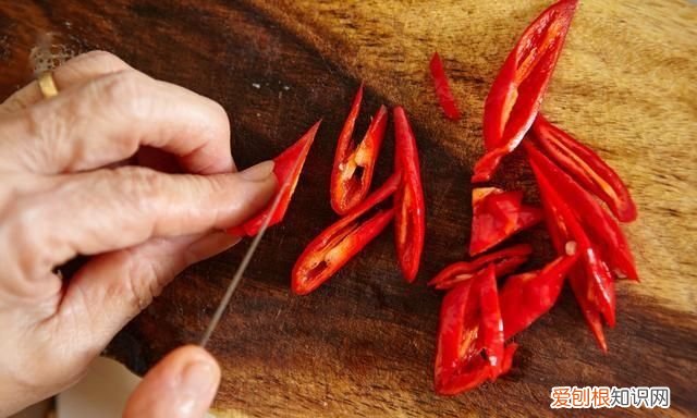 手被辣椒辣到能不能用水冲