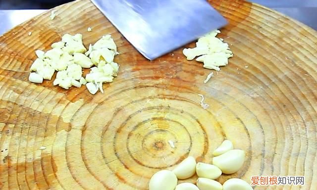 蒜末金针菇最好吃的做法,大蒜金针菇家常做法