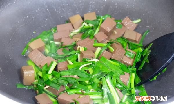 韭菜炒猪血的做法,猪血炒韭菜的做法视频