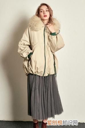 为什么有的派克服有内衬，米白色短款派克服怎么搭下身
