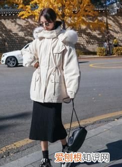 为什么有的派克服有内衬，米白色短款派克服怎么搭下身