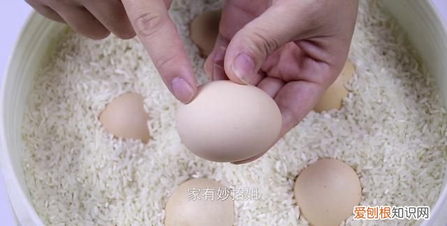 冰箱里的鸡蛋表面起霉了还能吃吗 保存鸡蛋别再放冰箱了