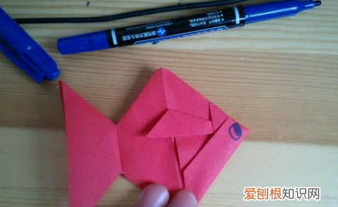 用纸折一只可爱的小兔子，如何用彩纸折叠大尾巴的金鱼