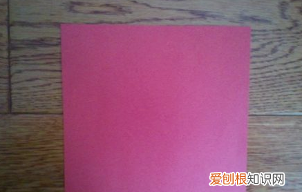 用纸折一只可爱的小兔子，如何用彩纸折叠大尾巴的金鱼