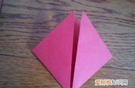 用纸折一只可爱的小兔子，如何用彩纸折叠大尾巴的金鱼