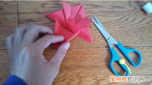 用纸折一只可爱的小兔子，如何用彩纸折叠大尾巴的金鱼