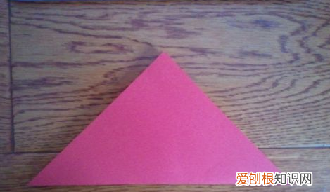 用纸折一只可爱的小兔子，如何用彩纸折叠大尾巴的金鱼