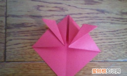 用纸折一只可爱的小兔子，如何用彩纸折叠大尾巴的金鱼