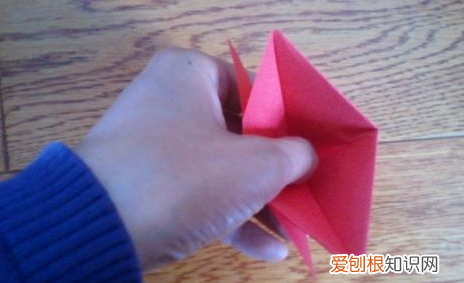 用纸折一只可爱的小兔子，如何用彩纸折叠大尾巴的金鱼