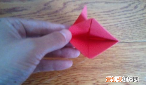 用纸折一只可爱的小兔子，如何用彩纸折叠大尾巴的金鱼