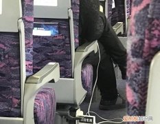 火车上有可以充电的地方吗，火车上可以给手机充电有充电的地方