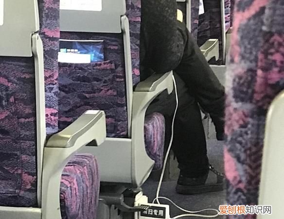 火车上有可以充电的地方吗，火车上可以给手机充电有充电的地方
