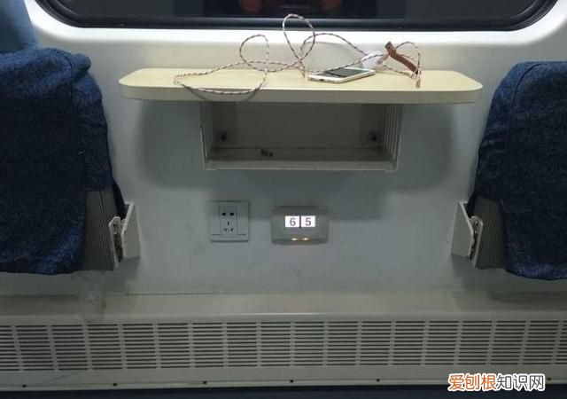 火车上有可以充电的地方吗，火车上可以给手机充电有充电的地方