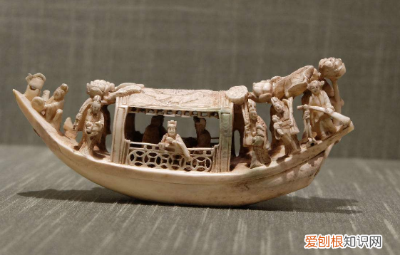 诎右臂支船诎的意思，而竖其左膝的而表什么