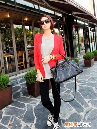 女性酒红色西服如何搭配，酒红色西装外套属于深色吗还是浅色