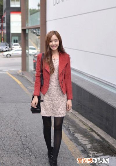 女性酒红色西服如何搭配，酒红色西装外套属于深色吗还是浅色