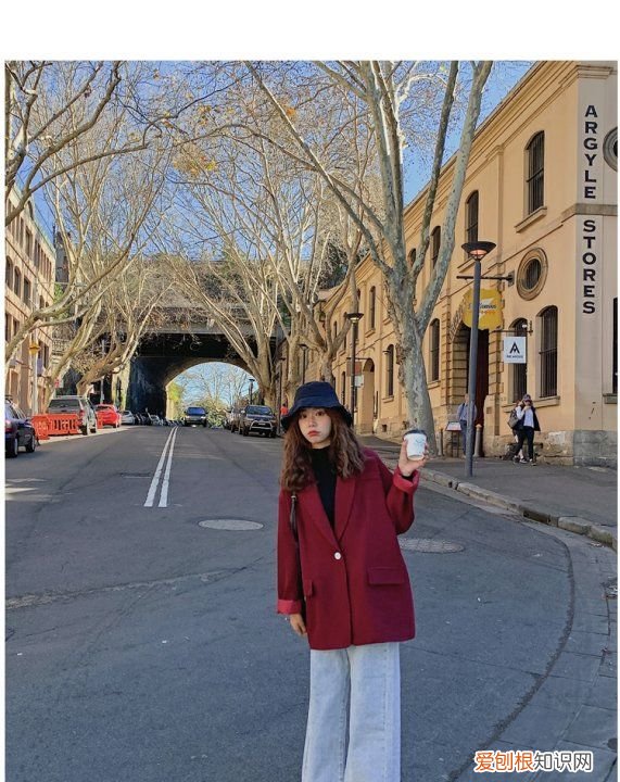 女性酒红色西服如何搭配,酒红色西装外套属于深色吗还是浅色