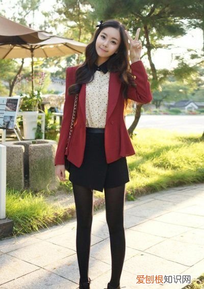 女性酒红色西服如何搭配，酒红色西装外套属于深色吗还是浅色