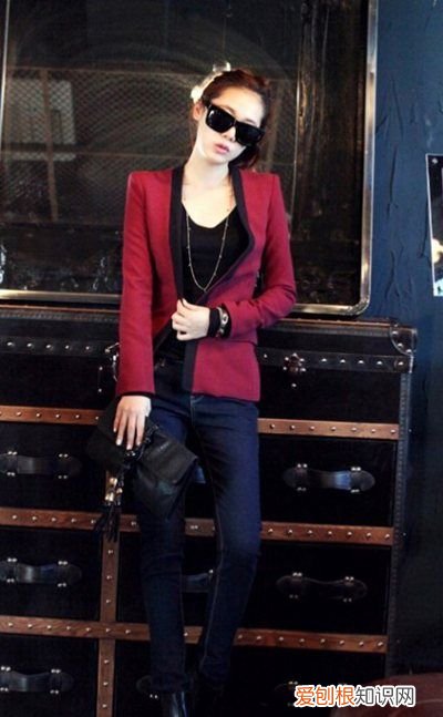 女性酒红色西服如何搭配，酒红色西装外套属于深色吗还是浅色