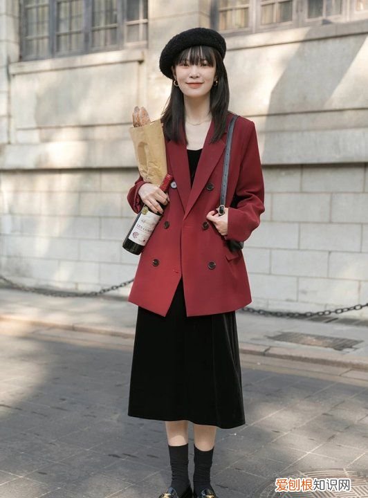 女性酒红色西服如何搭配,酒红色西装外套属于深色吗还是浅色