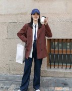 女性酒红色西服如何搭配，酒红色西装外套属于深色吗还是浅色