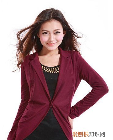 女性酒红色西服如何搭配，酒红色西装外套属于深色吗还是浅色