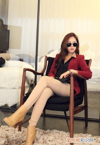 女性酒红色西服如何搭配，酒红色西装外套属于深色吗还是浅色