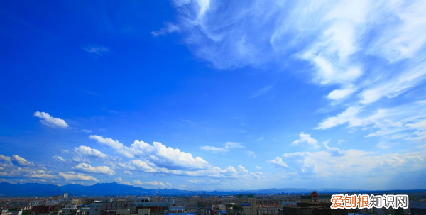 天空是蓝色的是因为光的什么原理