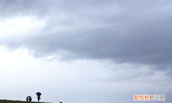 天空是蓝色的是因为光的什么原理