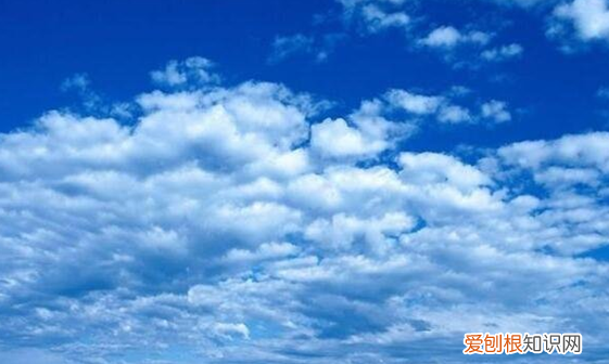 天空是蓝色的是因为光的什么原理