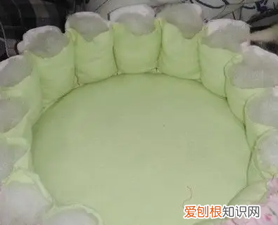 怎么用旧衣服给狗狗做一个窝,旧衣服自制狗窝教程简单可挡风