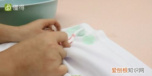 红洒洒在衣服上怎么洗，干红葡萄酒撒到白衣服上怎么洗